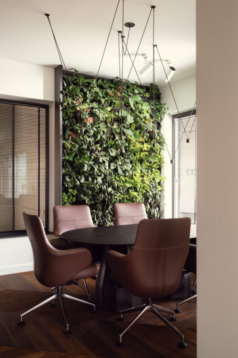 зона переговоров у окна Artup Interiors