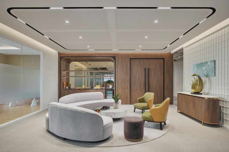 зона переговоров LINE MAN Wongnai Offices с диванчиком