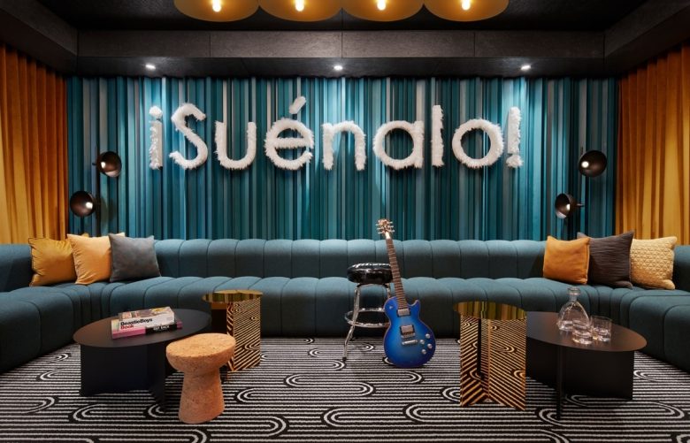 зона с большим диваном Confidential Technology Company Offices