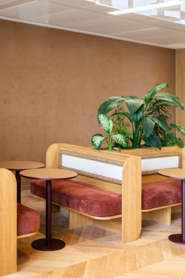 зона с диванчиками и маленькими столиками Nexity