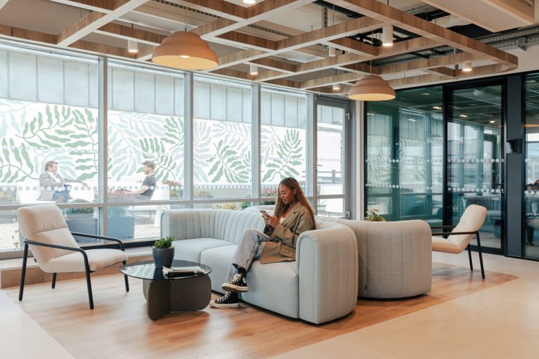 зона с диванчиками и столиками Mastercard