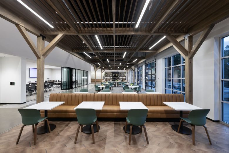 зона с длинным диваном и столиками DPR Construction Offices