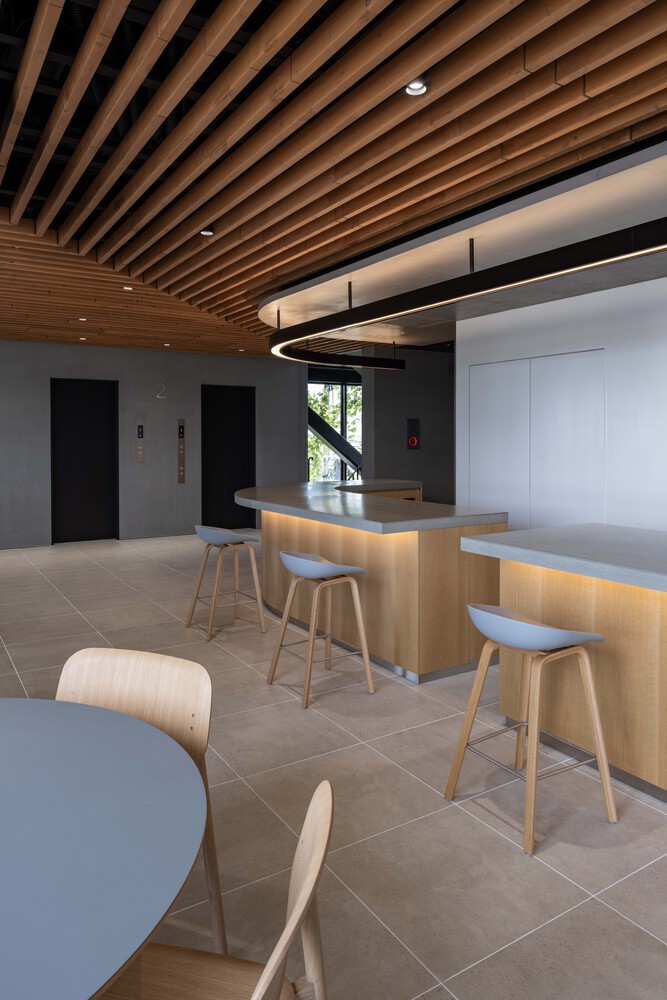 зона с высокими столами и барной стойкой Juzen Chemical Corporation