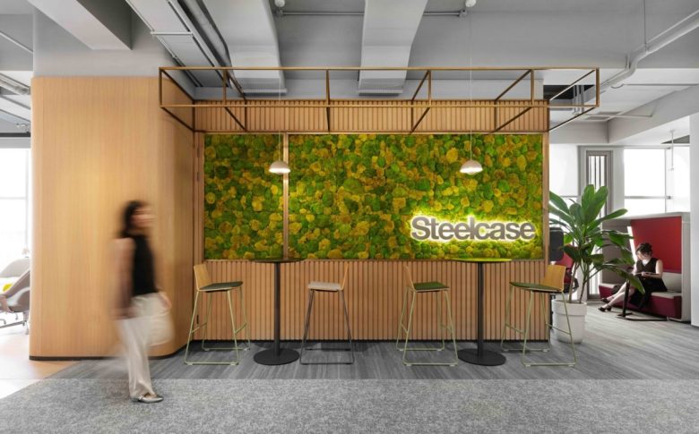 зона с вывеской Steelcase Offices and Showroom