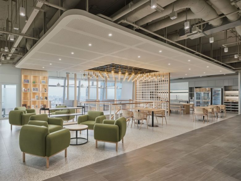 зона со столиками и креслами LINE MAN Wongnai Offices