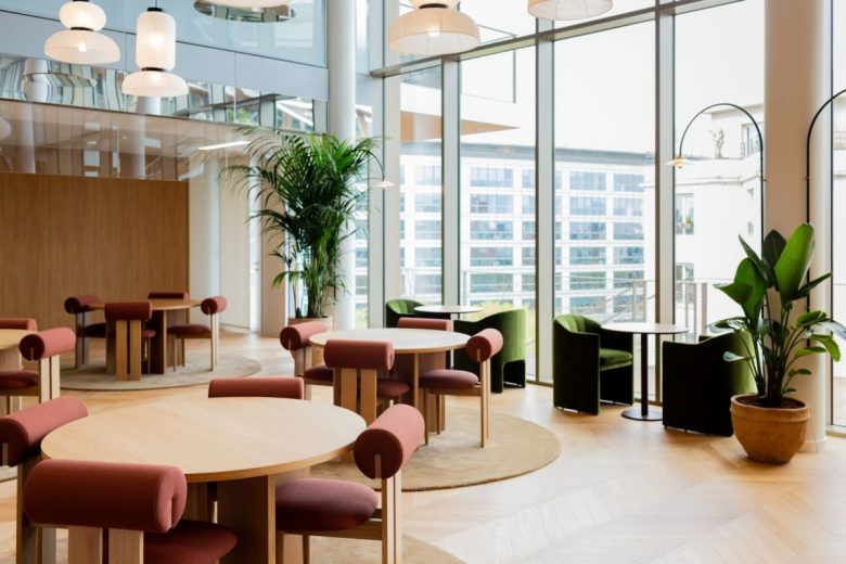 зона со столиками Nexity