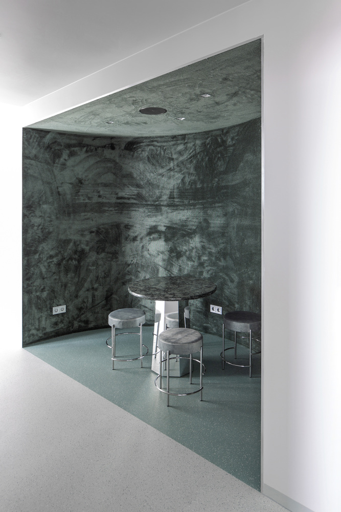 зона со столиком и табуретами Signa Sports United High‑Rise Tower