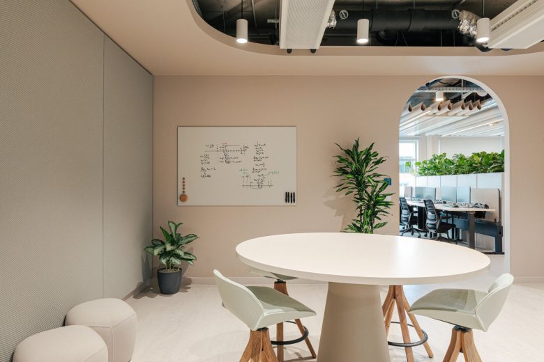 зона совещаний с маркерной доской Mastercard